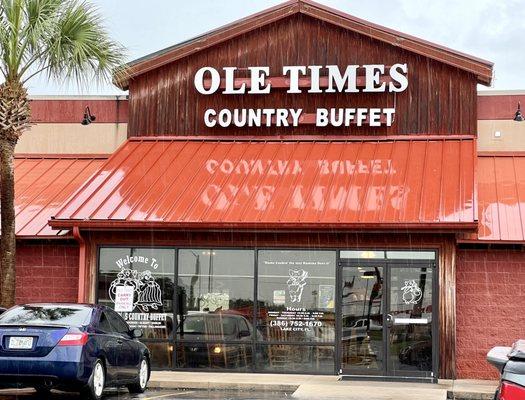 (*‿*) /ﾟ*:｡ﾟ First timers here on this rainy afternoon, let's go in!  #OleTimesCountryBuffet-Lake City.