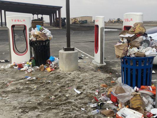 "Amenities" at Buttonwillow supercharger. Fast charge but unpleasant environment and no restrooms.