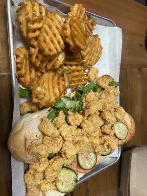 Fried shrimp poboy