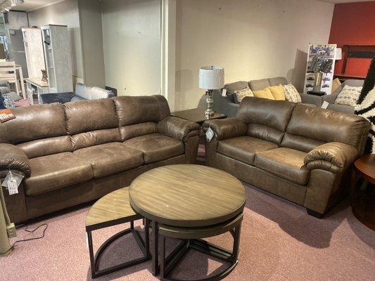 Blade - Coffee Sofa & Loveseat With Johurst- Grayish Brown/Black - Cocktail Table w/ 4 stools