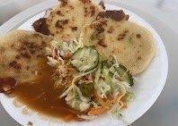 Pupusas de queso con chicharon y pupusas de queso con loroco, y pupusas de queso con calabaza