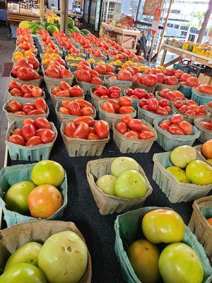 Red tomatoes  Green tomatoes  Tomatoes tomatoes