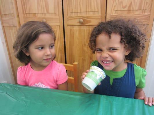 The students sniff around with their noses during "Five Senses Week".