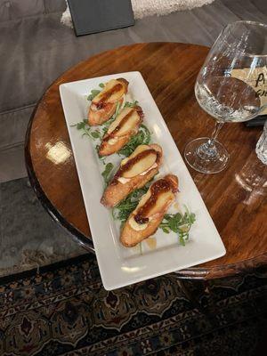 Brie & apple bruschetta