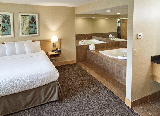 LivINN Fridley Signature Whirlpool Suite