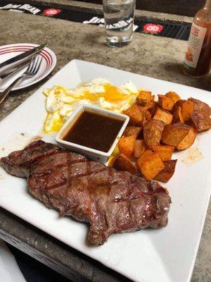 Steak and eggs with home