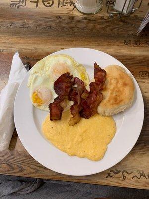 Eggs and cheese Grits with Bacon