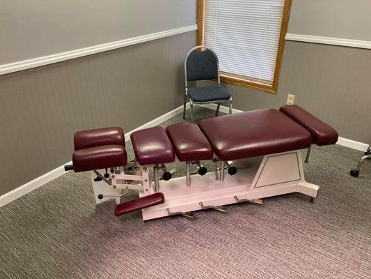 TREATMENT ROOM/ ADJUSTING TABLE