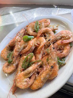 Butter Garlic Shrimp (Serrano peppers are optional) 
Camarones Al mojo de ajo (Serrano opcional)