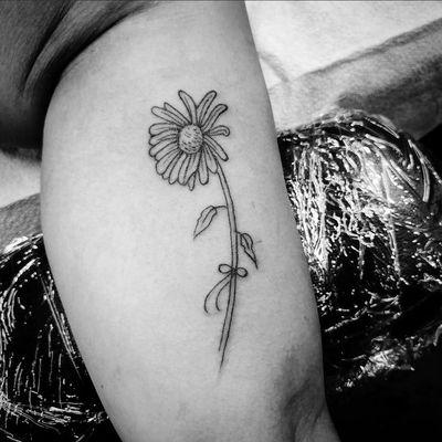 Daisy tattoo by Victoria.