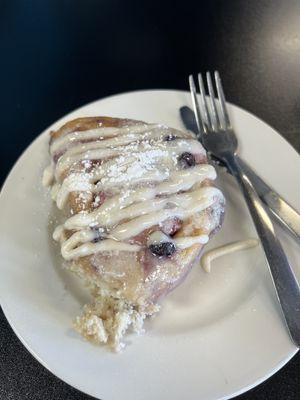 Colossal Cinnamon Roll/blueberry