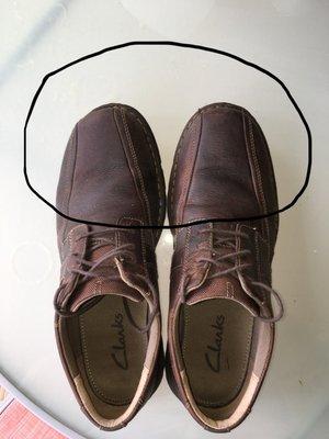 Left shoe toe twisted outward ESPACE Oily Brown