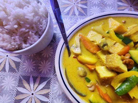 Mango yellow curry with veggies and tofu