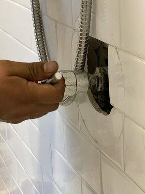 Fixing shower valve