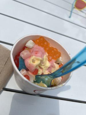 Coconut, strawberry, pineapple gelato with pops and mochi!