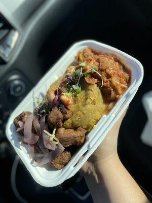 Mofongo con camarones y carne frita