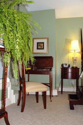 Writing desk in the Zinfandel Room