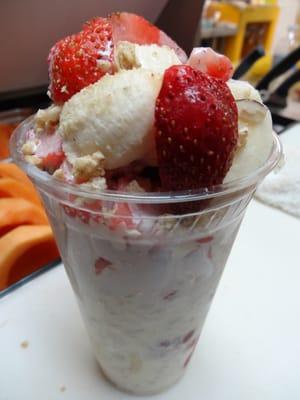 RIQUISIMAS FRESAS CON PLATANO Y CREMA PREPARADA EN BASE DE LECHERA, MEXCLADAS CON GRANOLA DE VAINILLA...