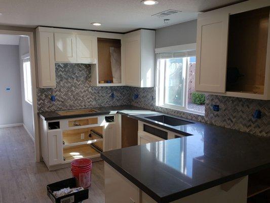 Quartz kitchen with a marble tile backsplash