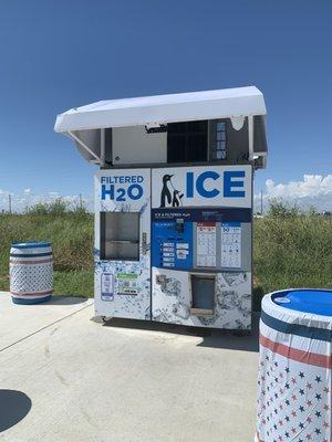 Ice and filtered water station