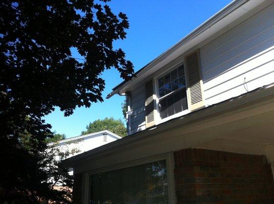 DETACHED GUTTERS? WE DO PROFESSiONAL MiNOR REPAiRS!