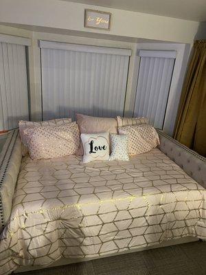 Qween size Day Bed