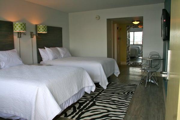 Hotel: Beach House Dewey  - Guestroom with 2 double beds, ensuite bathroom, flat screen TV.