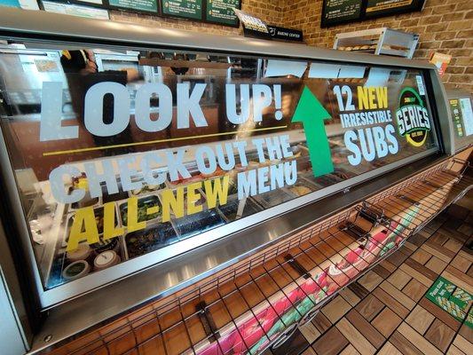 The fresh ingredients are protected by this acrylic window