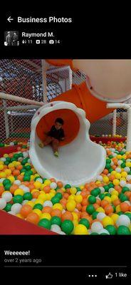 Ball pit with slide