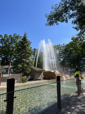 Lazy river fountain