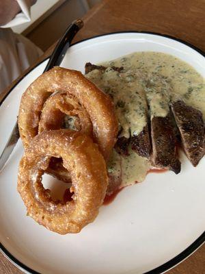 Skirt steak with onion rings