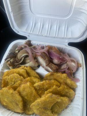 Una fritura pequeña de chicharrón y orejitas con tostones. Lol mordi un frito porque no me aguante.