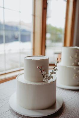 "Deckled edge" micro-wedding cake (50 servings). Vegan cake with cherry blossom sugar flowers. Photo by Almida Meyer.