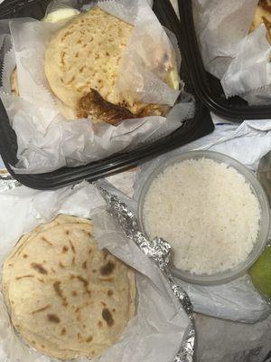 Pupusas revueltas, tortillas y arroz blanco