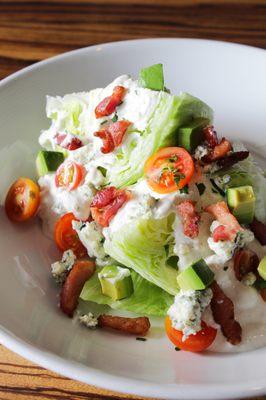 The Classic Wedge 
crisp iceberg lettuce, applewood
smoked bacon, tomato, blue
cheese dressing