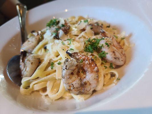 Fettuccine Alfredo Classico with Grilled Shrimp