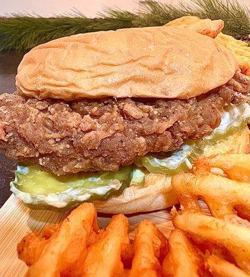 The Original Plant Based Chick'n Sandwich comes with a mayo sauce & pickles. It's so good you won't miss the chicken meat!