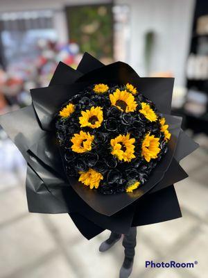 BLACK ROSES BUCHON WITH SUNFLOWERS