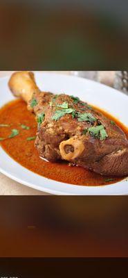 Kuna. Lamb shank curry