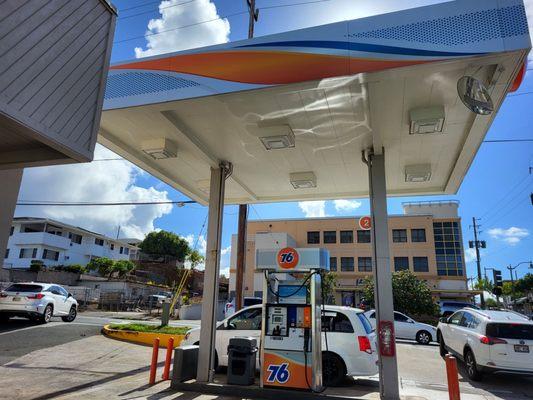 The 76 Gas Station that is connected to the 7-Eleven Convenience store in Kaimuki, just across the street from Kaimuki Community Park.