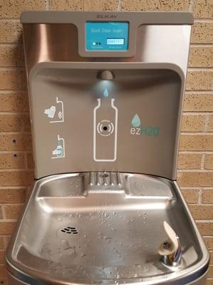 This Fountain counts how many bottles you saved !