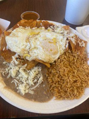 Chilaquiles con huevos arroz y frijoles