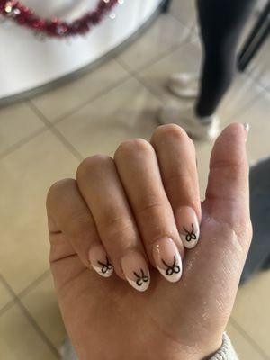 Nails with bow other hand