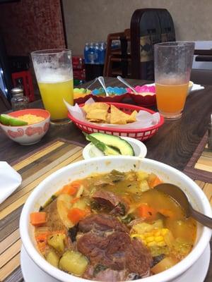 Caldo de res, agua de piña, agua de melón