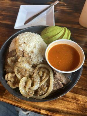 Bistec encebollado, Arroz Blanco, Habichelas Steak and onions, white rice, beans