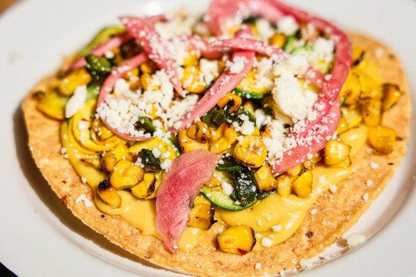 -toastada-
charred corn, roasted poblano zucchini, cotija cheese, pickled red onion
v/vg/gf (vegan w/o cotija)