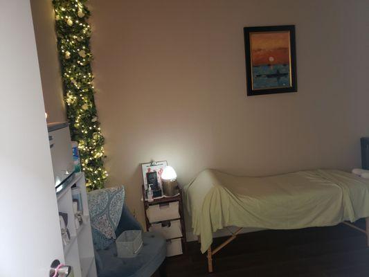 Therapy room! Peaceful, spa music, aromatherapy and the rollerbed....you will fall asleep on here for sure!