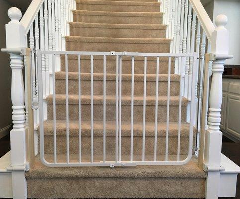 White Child Safety Gate for Bottom of Stairs  NO HOLES installation kit for banisters.