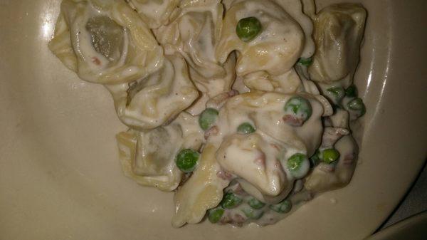 Tortellini cream sauce with peas.