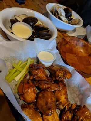 A dozen clams and a dozen wings for only $9.00 on a Thursday night! The Garlic Teriyaki sauce is great if you don't want spicy!